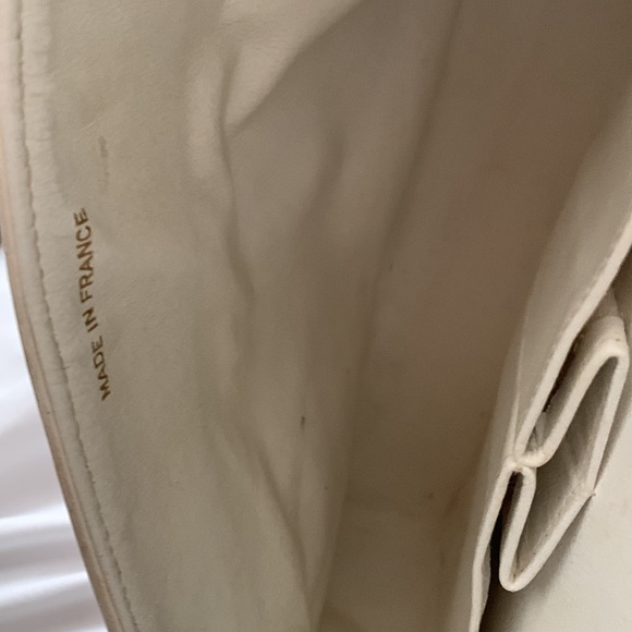 CHANEL classic flap Made In France iridescent pearl white leather gold hardware - Picture 10 of 16